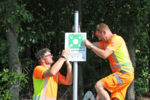 Den ersten „städtischen“ Rettungspunkt haben Matthias Kunze, Betriebsleiter des Eigenbetriebs Wald (links) und Andreas Diehm aus der Schlosserei des Bauhofs gemeinsam montiert. Foto: Stadt Wertheim