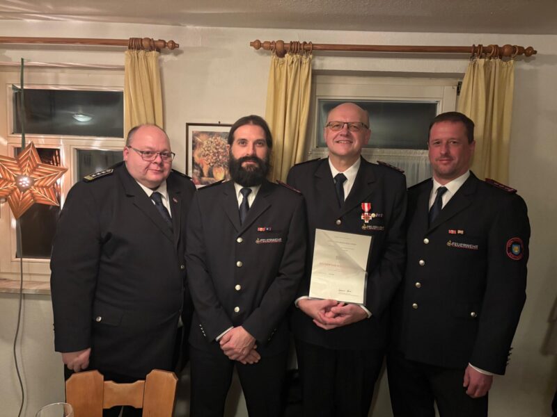 Neue Führungsmannschaft der Feuerwehr Dertingenvlnr: Stadtbrandmeister Torsten Schmidt, Abteilungskommandant Martin Holzhäuser, Leiter Altersmannschaft Stefan Tiederle, Stellv. Abteilungskommandant Stefan Diehm