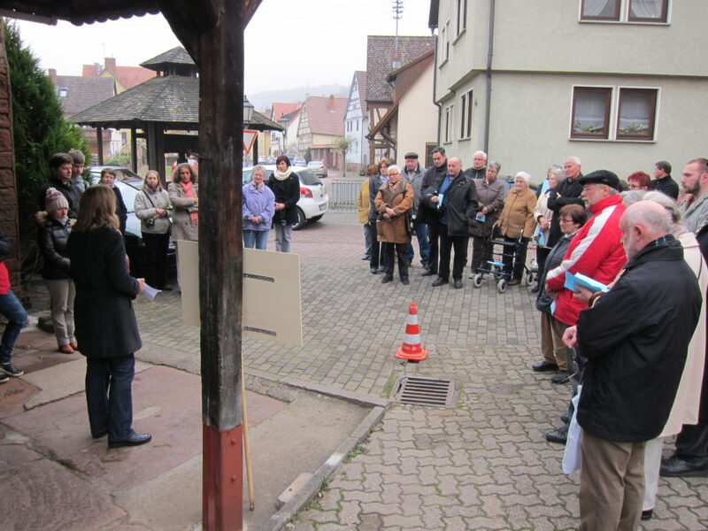 Foto 2, Dieter Fauth, 2011. Bei der feierlichen Verlegung der Stolpersteine für Familie Schwarzschild, hier vor der ehemaligen Schmiede Adolfs. Sigrid Arzuman, geb. Beuschlein, erzählt gerade aus dem Leben der Familie Schwarzschild und berichtet auch über persönliche Beziehungen zwischen ihrer Familie Beuschlein und Familie Schwarzschild bis 1940. – Foto: Dieter Fauth, 2011.